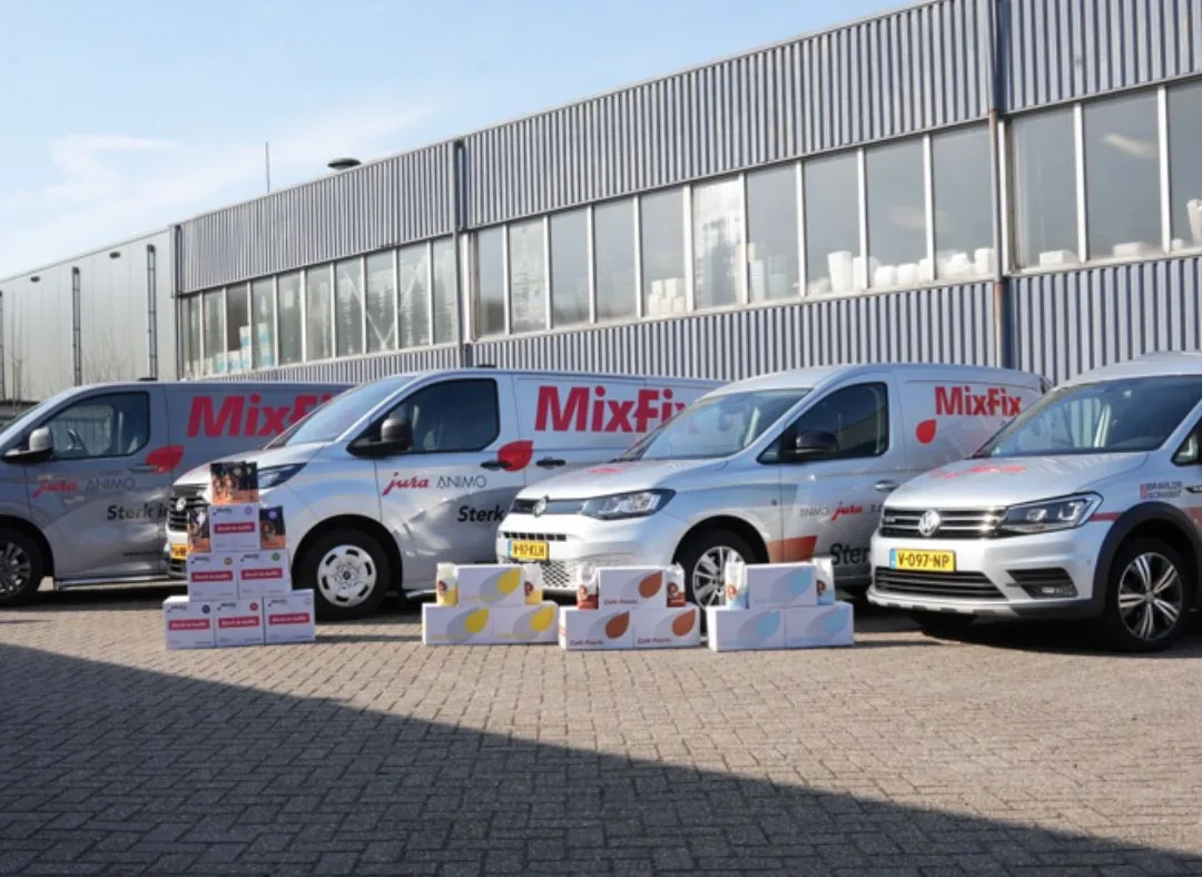 Wagenpark van Mix-Fix Coffee met dozen koffie klaar voor levering voor het bedrijfspand